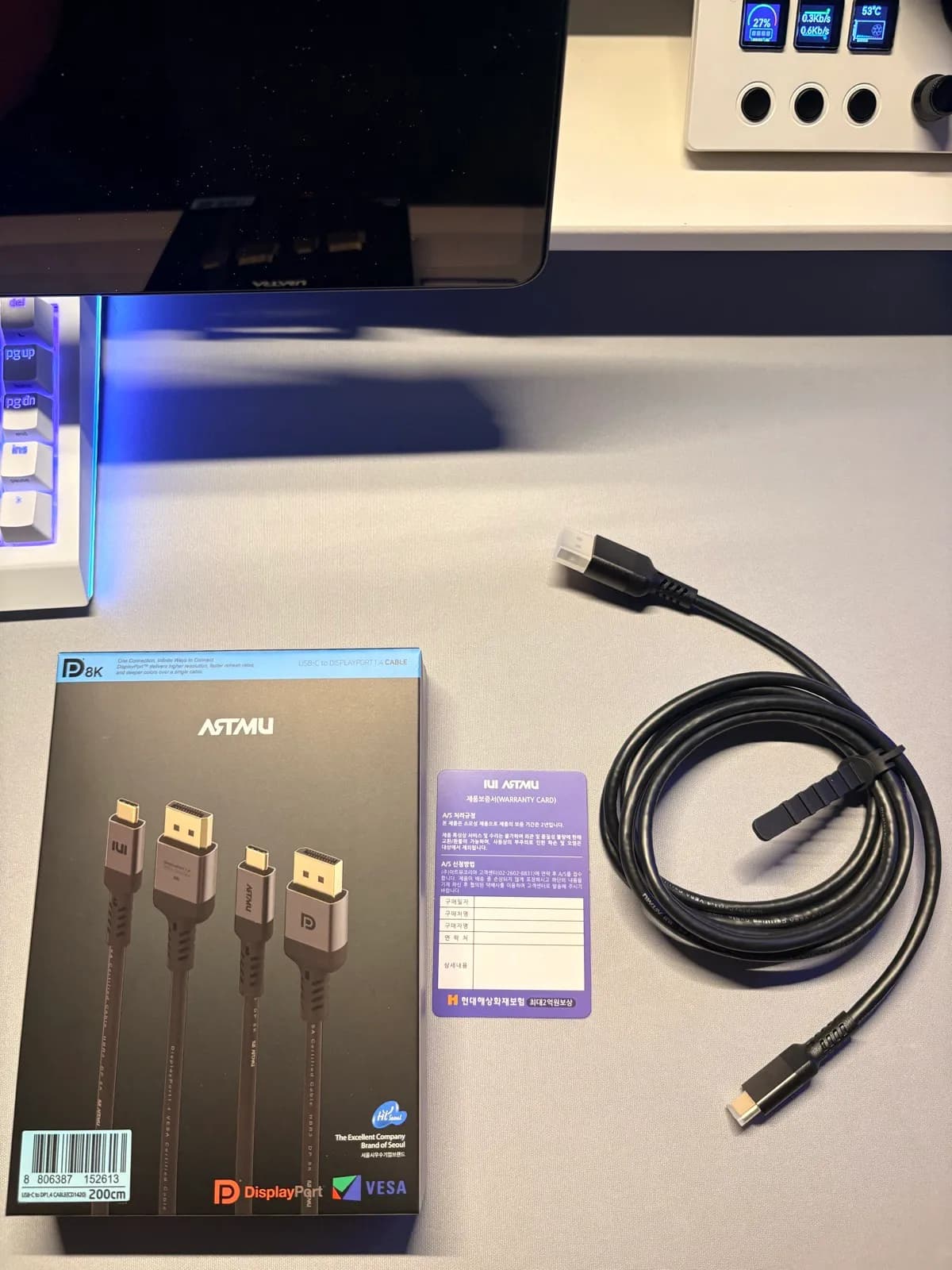 ARTMU USB-C to DP 1.4 케이블 개봉 후 데스크 위