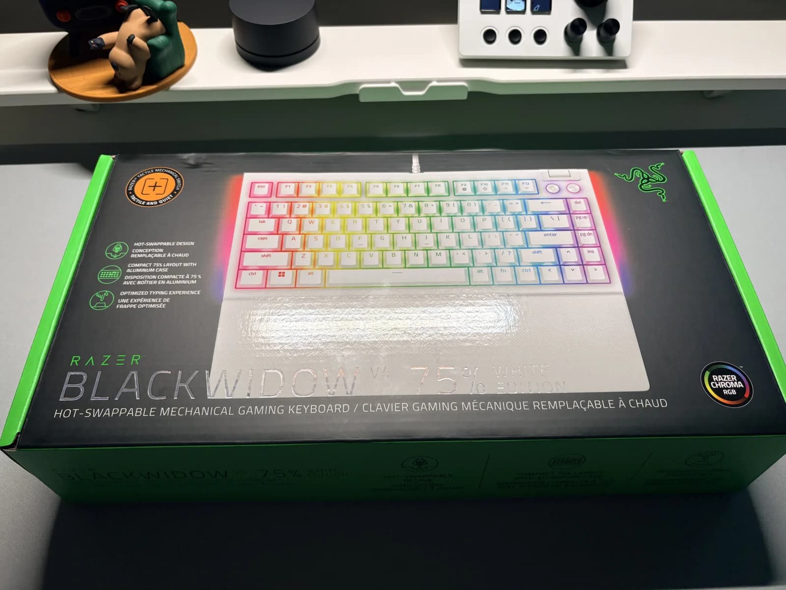 키캡 클로즈업 — Doubleshot ABS 키캡의 레전드와 텍스처가 보이는 상세 샷