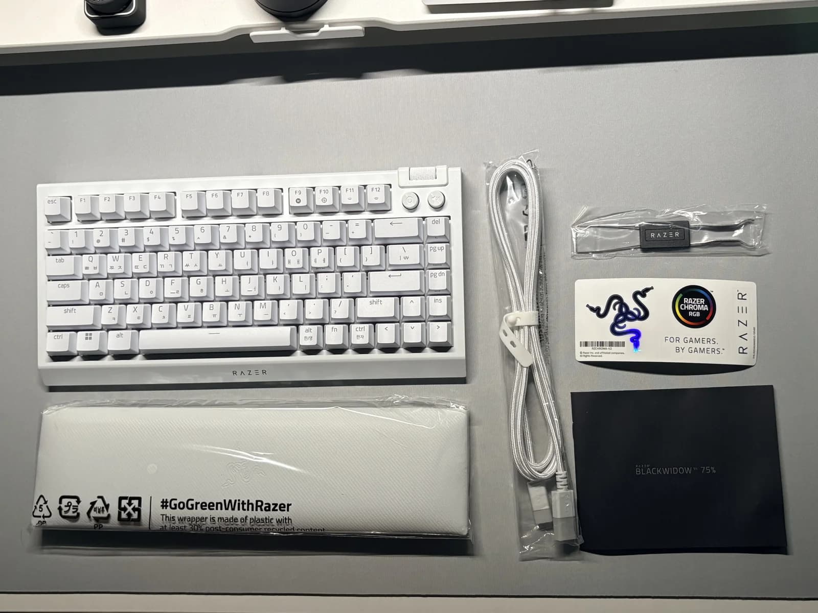 측면 프로필 — 가스켓 마운트 구조와 알루미늄 상판의 두께가 보이는 측면 샷