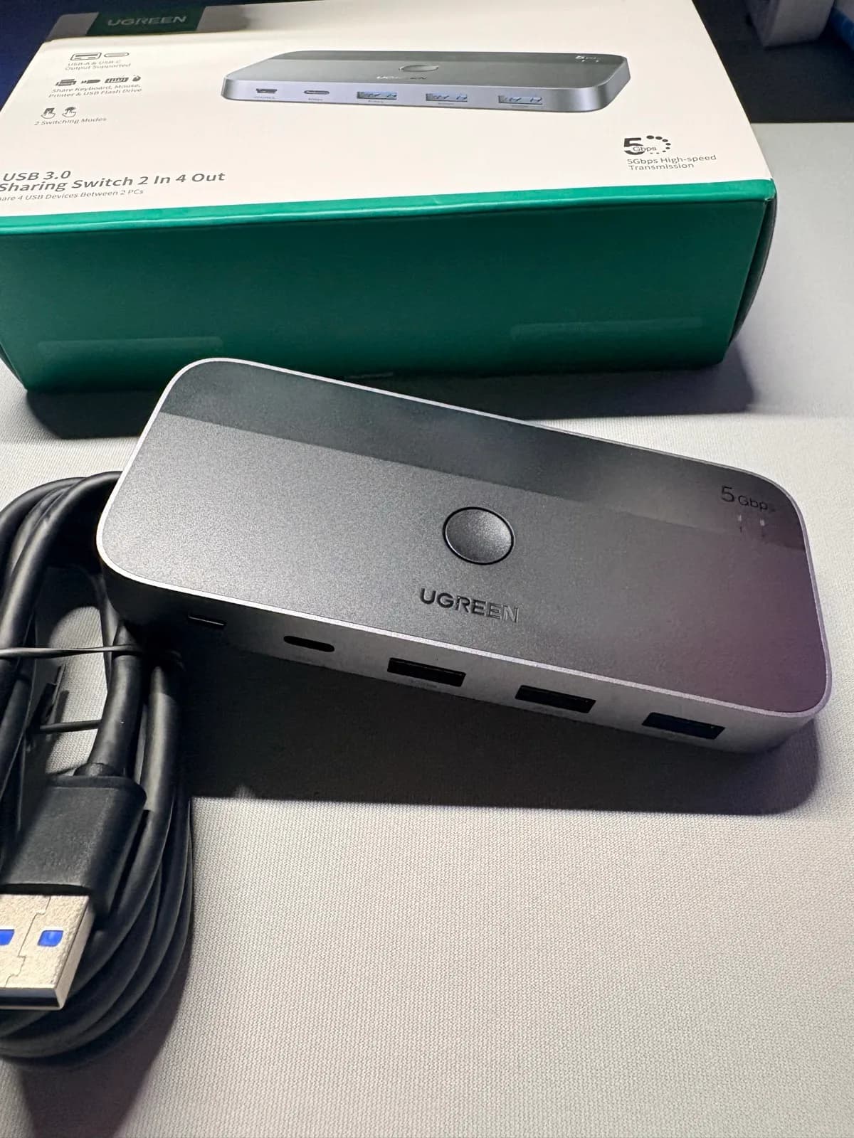 UGREEN KVM 스위치 본체 상면