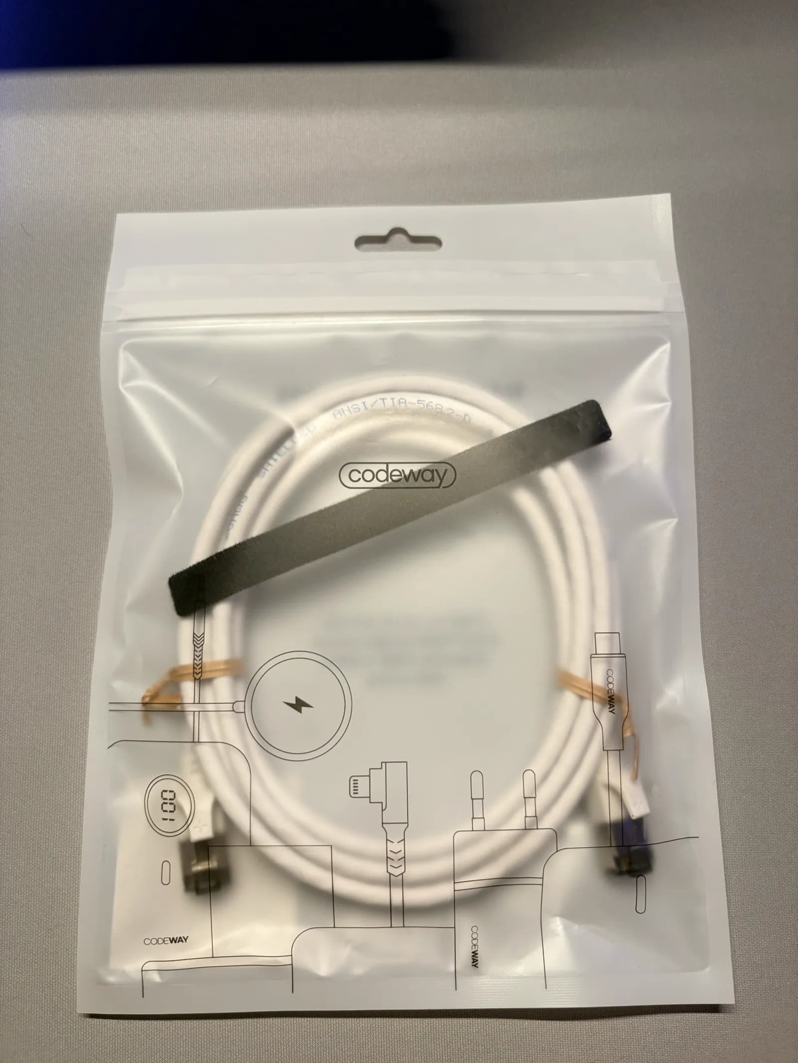 코드웨이 CAT8 랜선 — 화이트 데스크테리어는 랜선도 화이트