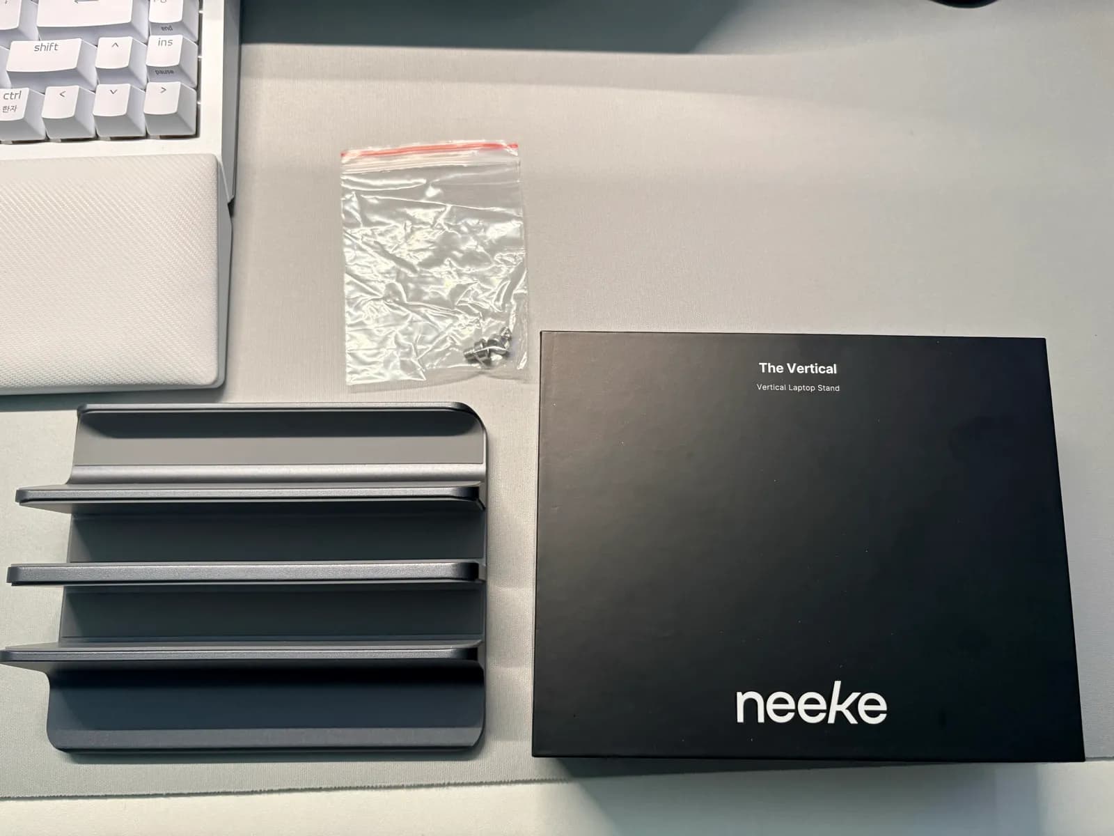 니케 수직 노트북 거치대 — 클램쉘 모드를 위한 알루미늄 스탠드