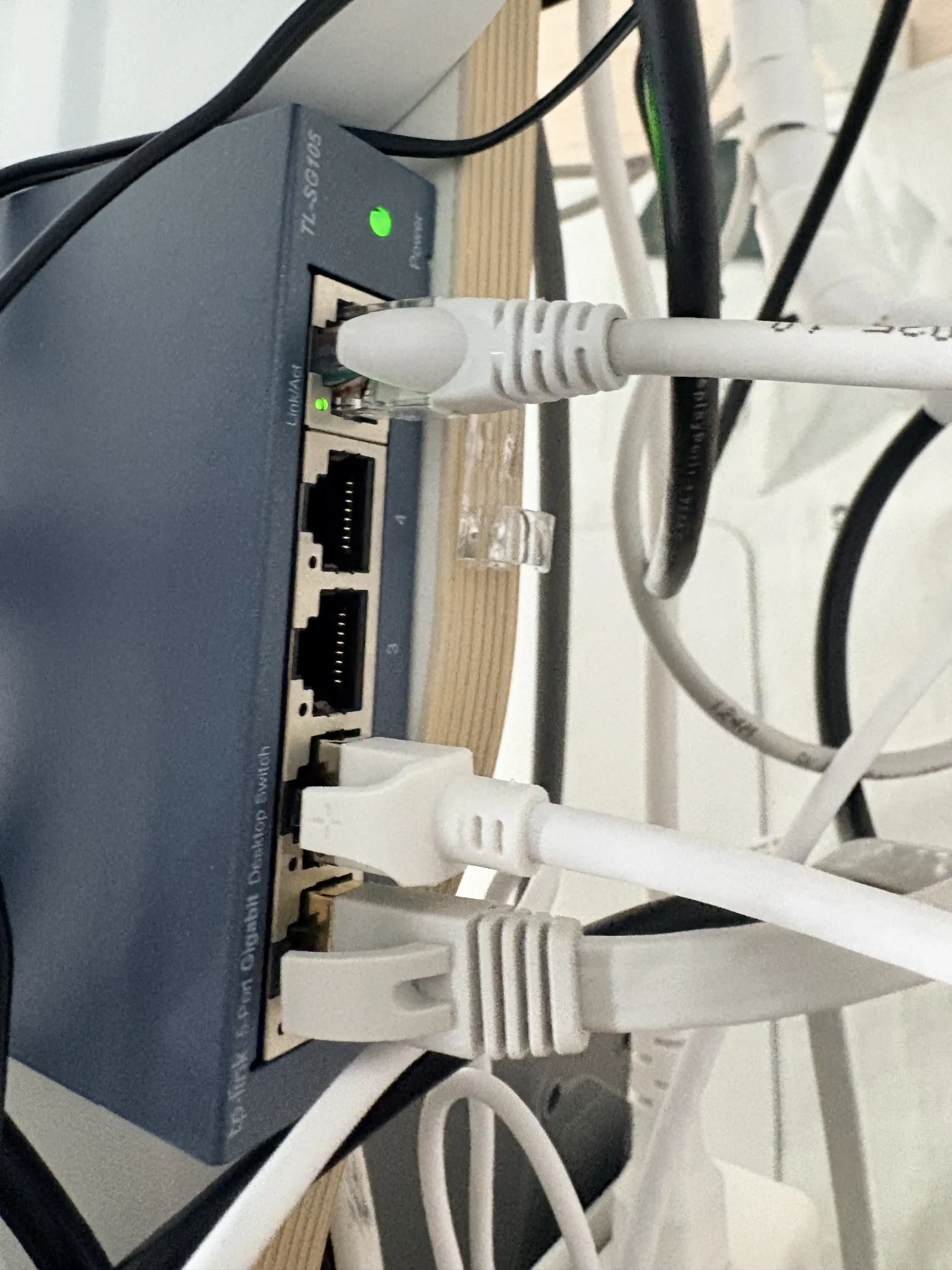 TP-Link 5포트 스위칭 허브 데스크 배치