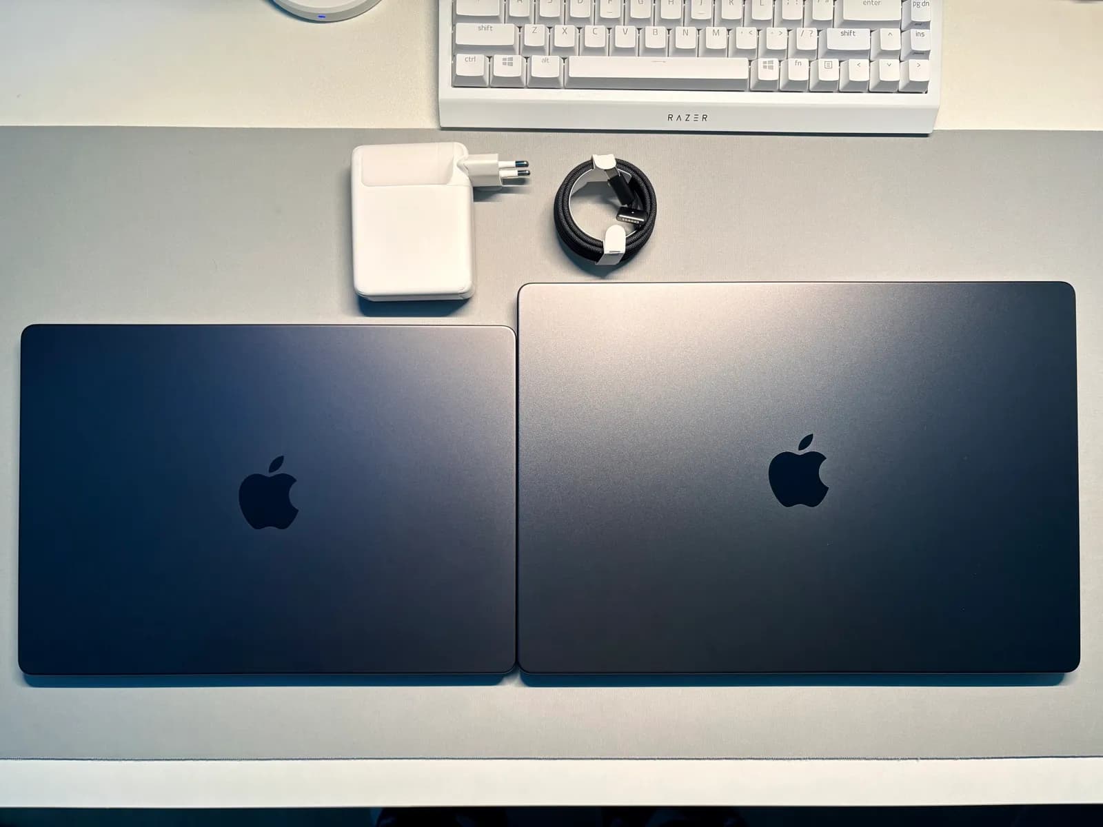 두 맥북 나란히 — 크기 비교