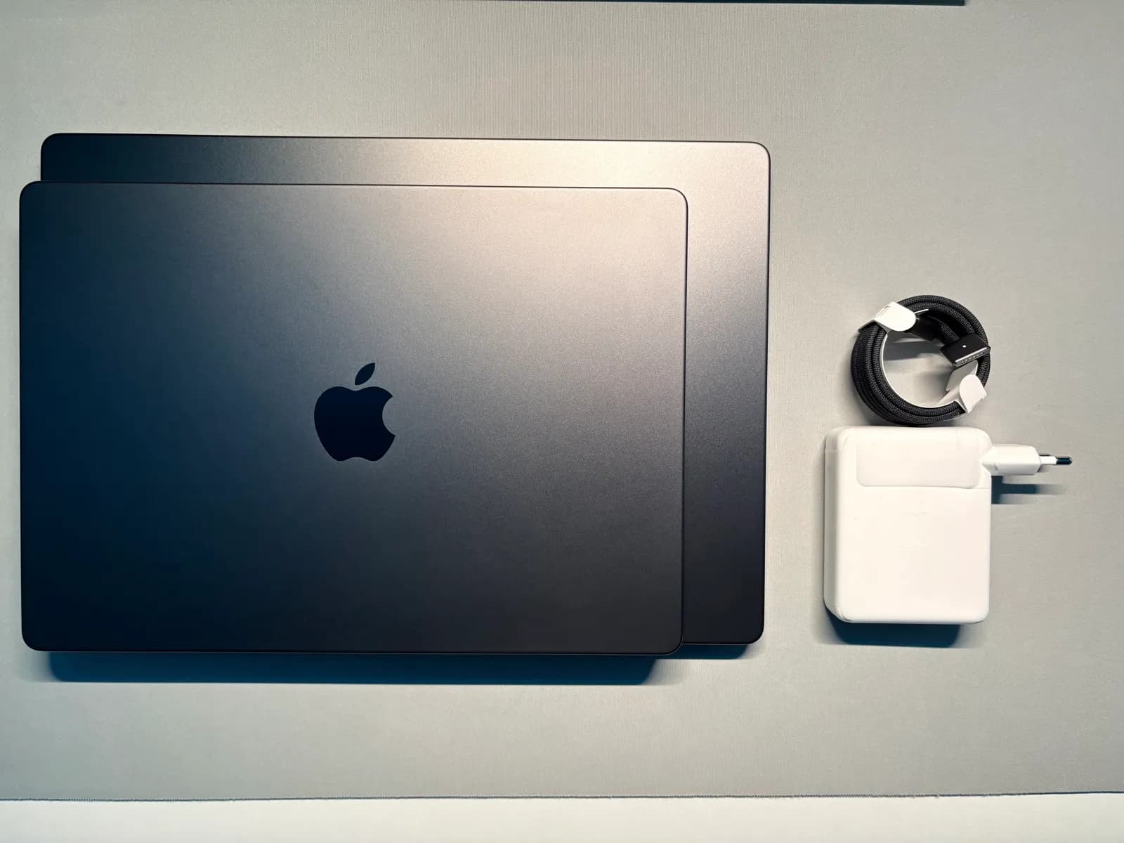 두 맥북 겹쳐놓은 모습