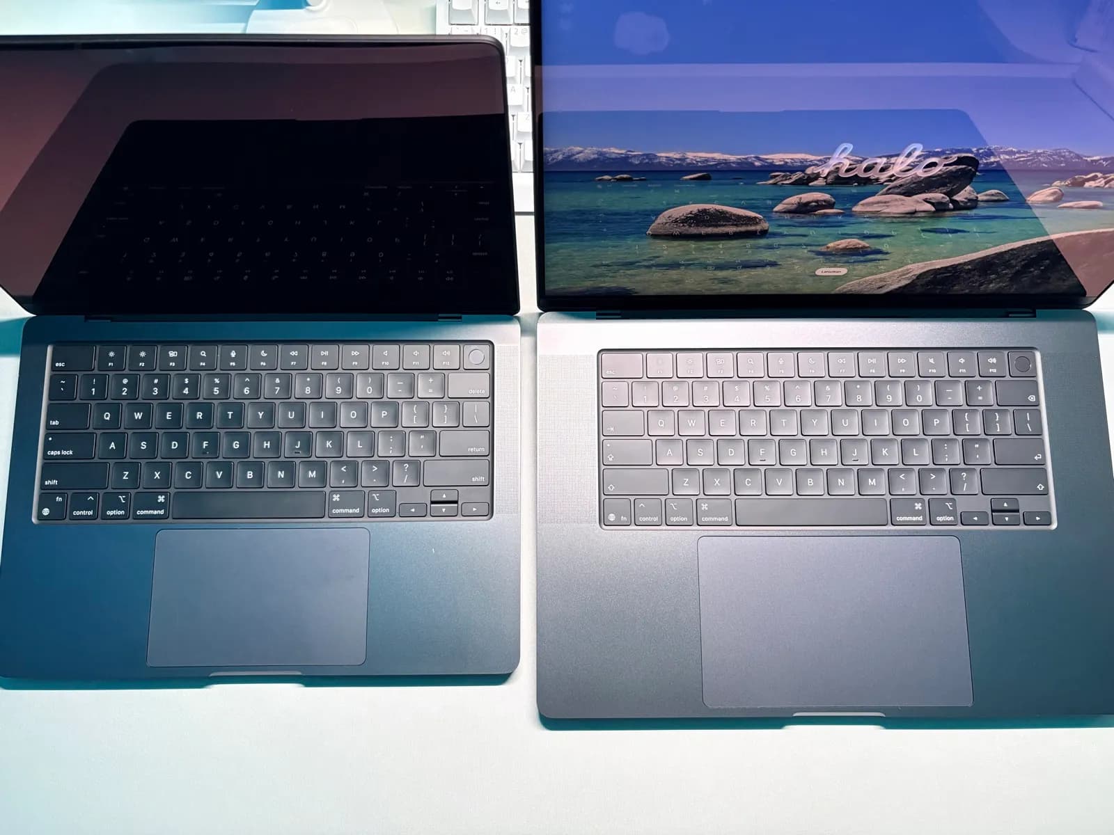 두 맥북 열어놓은 비교